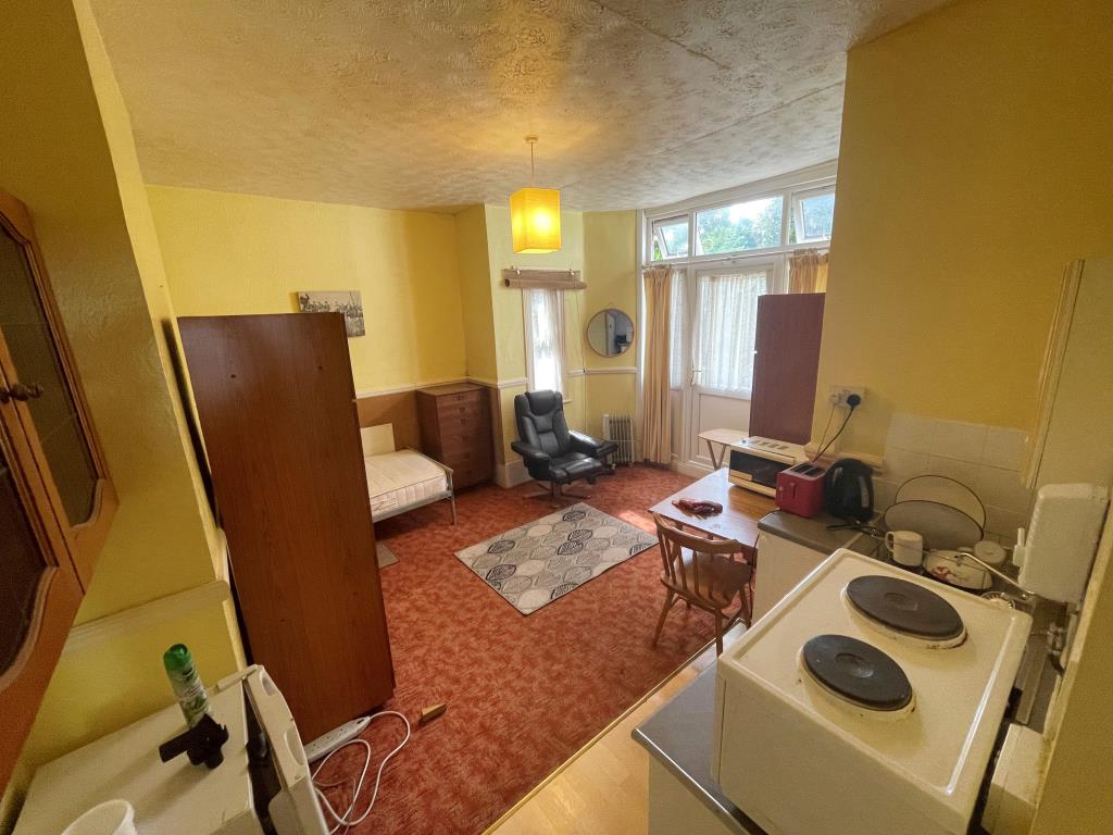 Lot: 94 - SEVEN-BEDROOM INVESTMENT OPPORTUNITY - Bedroom two with kitchenette and shower